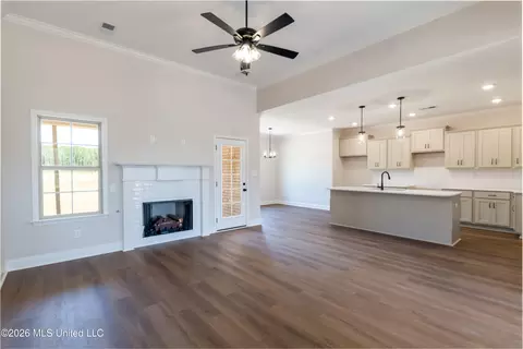 Living - 7582 John Elliott Ln, Hernando, MS 38632 photo 1 of 4