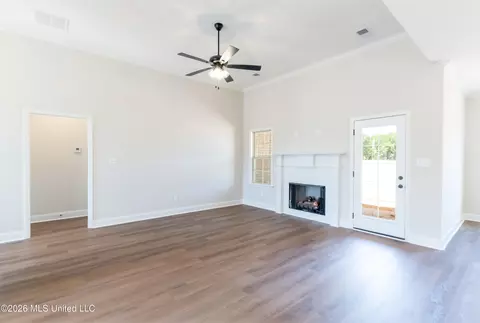 Living - 7582 John Elliott Ln, Hernando, MS 38632 photo 2 of 4