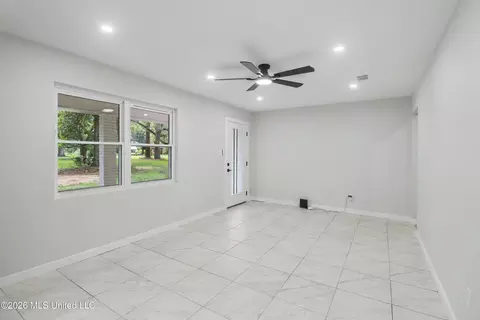 Living - 10132 Graystone Dr, Moss Point, MS 39562 photo 2 of 4
