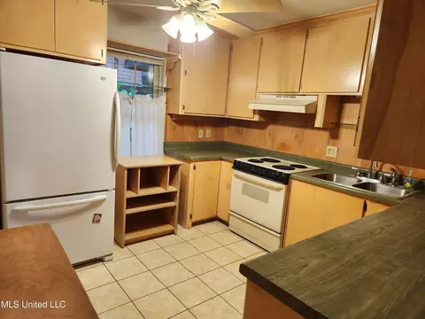 Kitchen - 5155 Wayneland Dr #M1, Jackson, MS 39211 photo 2 of 2
