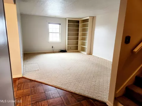 Living - 5155 Wayneland Dr #M1, Jackson, MS 39211 photo 2 of 2