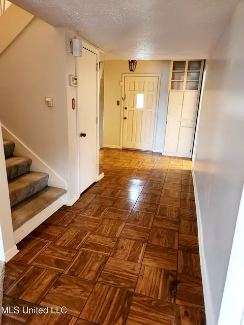 Entry Way - 5155 Wayneland Dr #M1, Jackson, MS 39211 photo 2 of 3