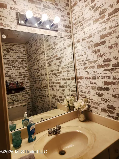 Bath - 5155 Wayneland Dr #M1, Jackson, MS 39211 photo 1 of 5