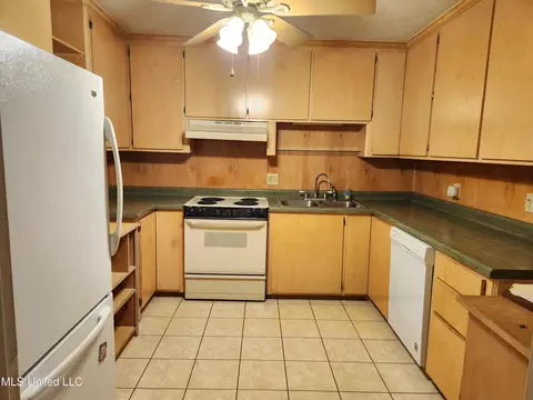 Kitchen - 5155 Wayneland Dr #M1, Jackson, MS 39211 photo 1 of 2