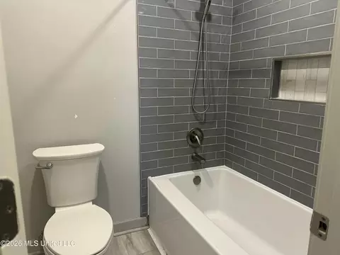Bath - 307 Northtown Dr, Jackson, MS 39211 photo 2 of 8
