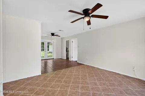 Living - 5717 Meadowview Dr, Moss Point, MS 39562 photo 2 of 4
