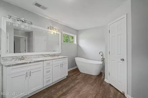 Bath - 778 Steele Rd, Hernando, MS 38632 photo 2 of 4