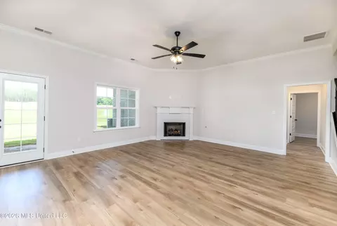 Living - 7608 John Elliott Ln, Hernando, MS 38632 photo 2 of 3