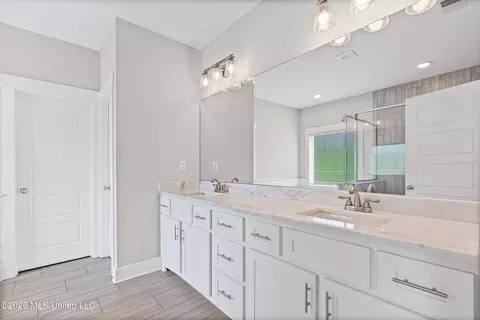 Bath - 7313 Vaiden Rd, Hernando, MS 38632 photo 1 of 4