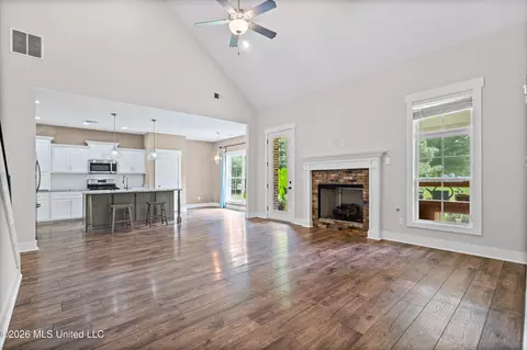 Living - 7313 Vaiden Rd, Hernando, MS 38632 photo 2 of 2