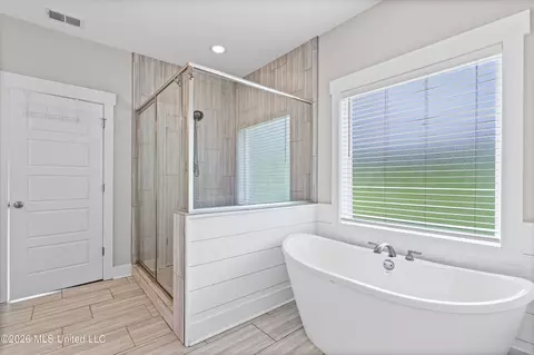 Bath - 7313 Vaiden Rd, Hernando, MS 38632 photo 2 of 4