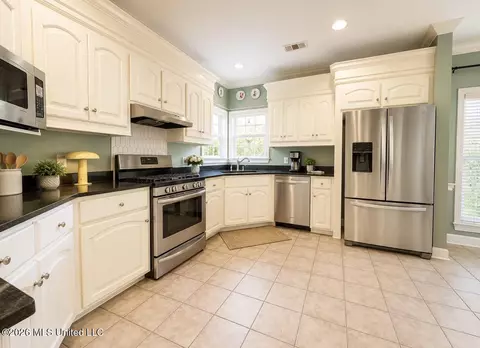 Kitchen - 126 Highwoods Blvd, Madison, MS 39110 photo 2 of 2