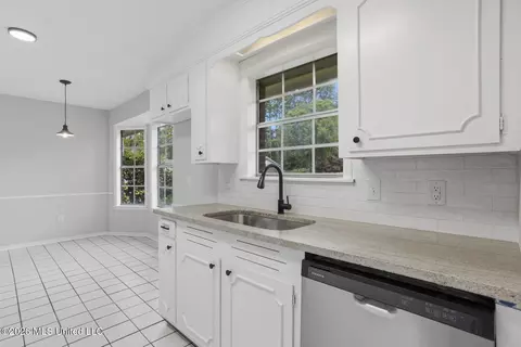 Kitchen - 41 Sagewood Dr, Brandon, MS 39042 photo 1 of 2