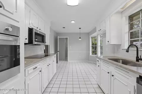 Kitchen - 41 Sagewood Dr, Brandon, MS 39042 photo 2 of 2