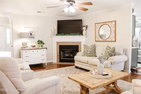 Living - 2967 Dove Cv, Hernando, MS 38632 photo 1 of 2