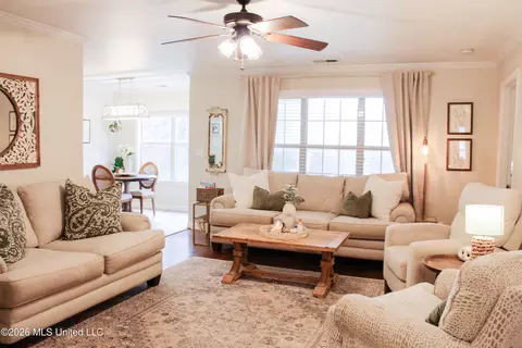 Living - 2967 Dove Cv, Hernando, MS 38632 photo 2 of 2