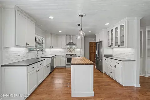 Kitchen - 1060 Wooten Rd, Nesbit, MS 38651 photo 2 of 5