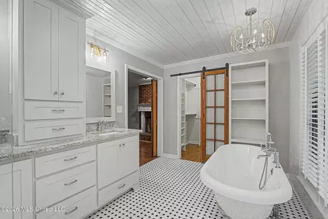 Bath - 1060 Wooten Rd, Nesbit, MS 38651 photo 3 of 9