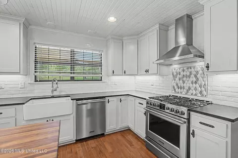 Kitchen - 1060 Wooten Rd, Nesbit, MS 38651 photo 3 of 5