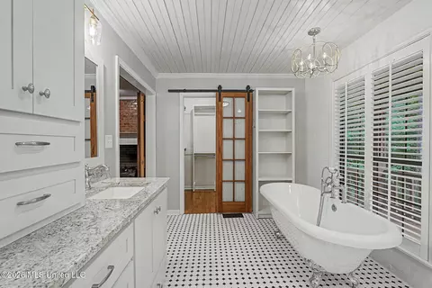 Bath - 1060 Wooten Rd, Nesbit, MS 38651 photo 4 of 9