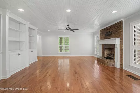 Living - 1060 Wooten Rd, Nesbit, MS 38651 photo 2 of 7