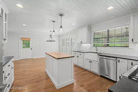 Kitchen - 1060 Wooten Rd, Nesbit, MS 38651 photo 5 of 5