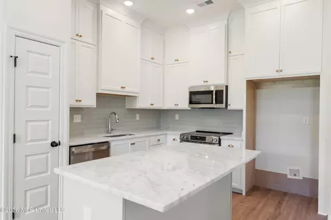 Kitchen - 2373 S Highway 301, Hernando, MS 38632 photo 2 of 2