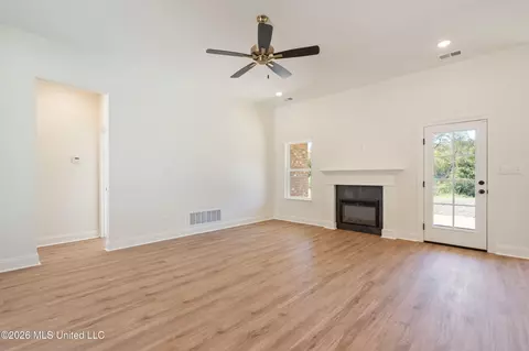 Living - 2373 S Highway 301, Hernando, MS 38632 photo 1 of 3