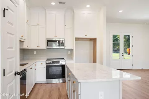 Kitchen - 2373 S Highway 301, Hernando, MS 38632 photo 1 of 2