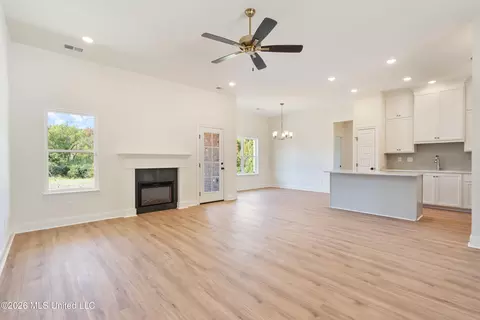 Living - 2373 S Highway 301, Hernando, MS 38632 photo 2 of 3