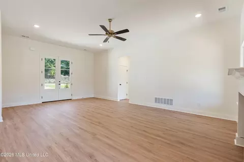 Living - 2373 S Highway 301, Hernando, MS 38632 photo 3 of 3