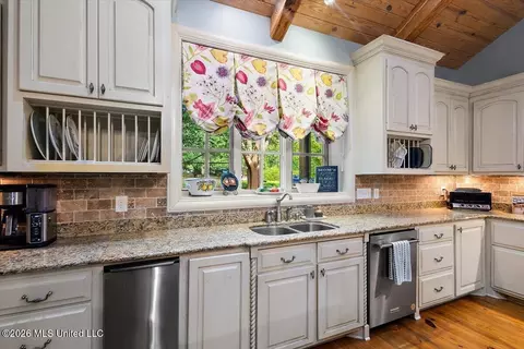 Kitchen - 341 Johnstone Dr, Madison, MS 39110 photo 2 of 4