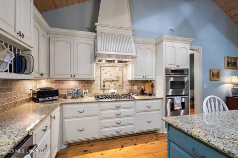Kitchen - 341 Johnstone Dr, Madison, MS 39110 photo 3 of 4