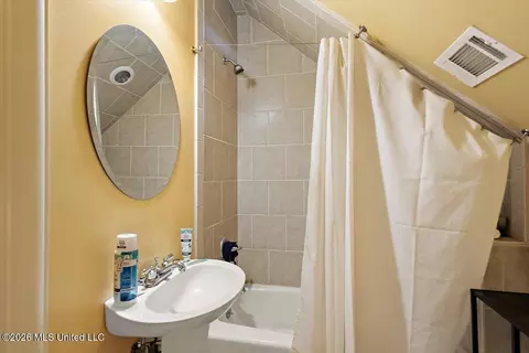 Bath - 341 Johnstone Dr, Madison, MS 39110 photo 5 of 5