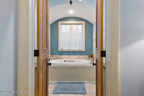 Bath - 341 Johnstone Dr, Madison, MS 39110 photo 1 of 5
