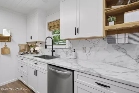 Kitchen - 419 Trace View Rd, Madison, MS 39110 photo 3 of 4