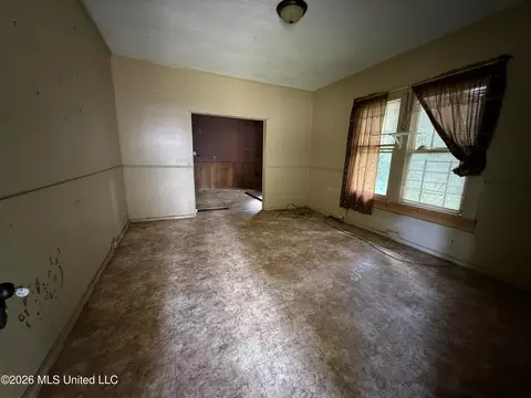 Living - 920 Howe St, Mccomb, MS 39648 photo 1 of 3