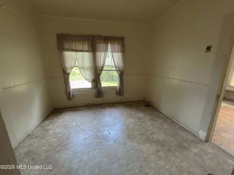 Living - 920 Howe St, Mccomb, MS 39648 photo 3 of 3