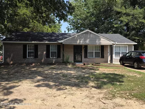 6360 Greenbriar Dr, Horn Lake, MS 38637