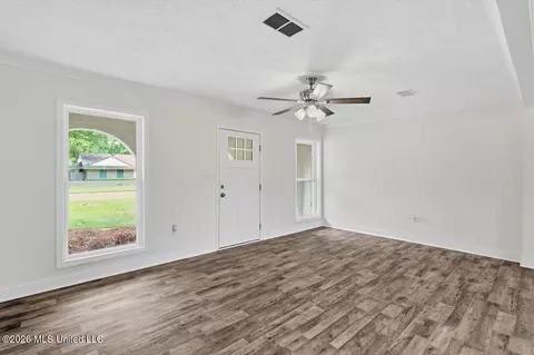 Living - 232 Trojan Dr, Pearl, MS 39208 photo 2 of 6