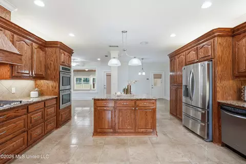Kitchen - 165 Cody Ln, Brandon, MS 39042 photo 4 of 5