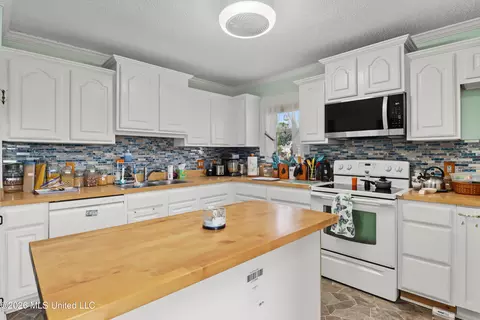 Kitchen - 19191 N Clairmonte St, Saucier, MS 39574 photo 1 of 3