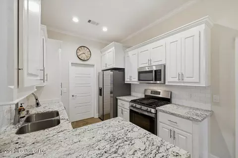 Kitchen - 557 Brighton Trl, Florence, MS 39073 photo 2 of 2