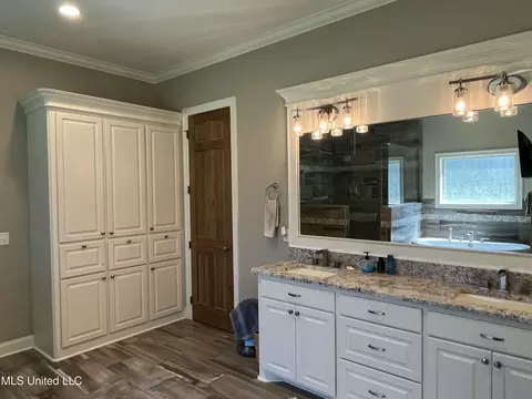 Bath - 210 White St, Florence, MS 39073 photo 5 of 13