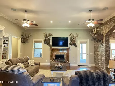 Living - 210 White St, Florence, MS 39073 photo 2 of 4