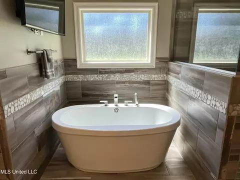 Bath - 210 White St, Florence, MS 39073 photo 4 of 13