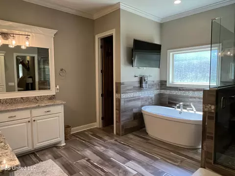 Bath - 210 White St, Florence, MS 39073 photo 2 of 13