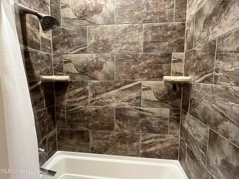 Bath - 210 White St, Florence, MS 39073 photo 13 of 13