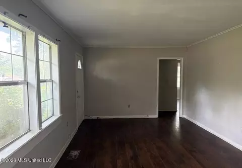 Living - 703 Hillmont Dr, Jackson, MS 39209 photo 2 of 3