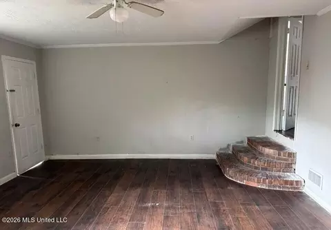 Living - 703 Hillmont Dr, Jackson, MS 39209 photo 3 of 3